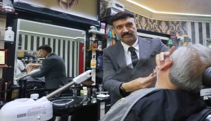 Mesleğine olan ciddiyetini kaybetmeyen berber, yaz kış demeden müşterilerini takım elbiseyle tıraş ediyor