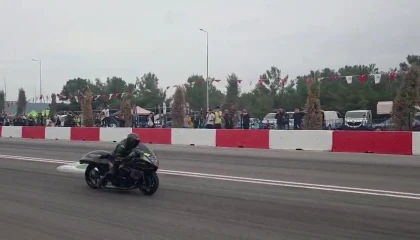 Motodrag yarışlarında bariyerlere çarpan motosikletin sürücüsü yaralandı