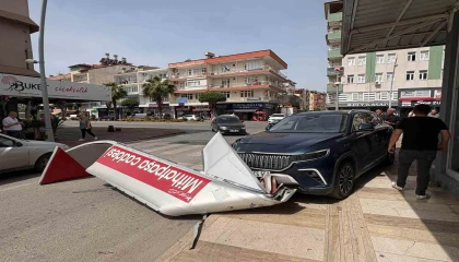 Önce otomobile ardından dev tabelaya çarptı, o anlar kameraya yansıdı