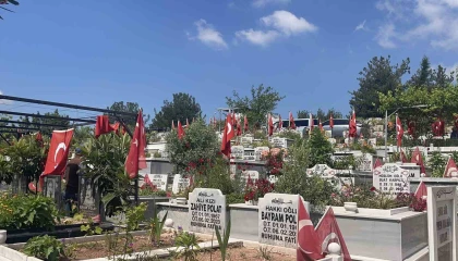 Osmaniye deprem şehitliğinde hüzünlü bayram