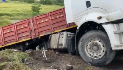 Osmaniyede bariyerlere çarpan tır yoldan çıktı