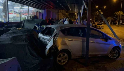 Osmaniyede kontrolden çıkan otomobil marketin manav bölümüne girdi