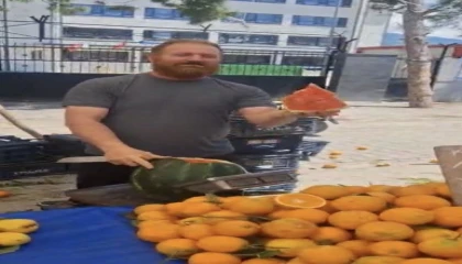 Osmaniyede pazarcının Vekaletli karpuz kesimi gülümsetti