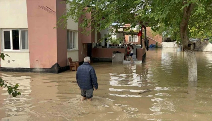 Osmaniyede sağanak etkili oldu, evleri ve tarlaları su bastı