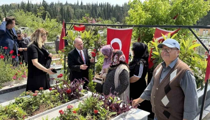Osmaniyede şehit kabirlerine karanfil bırakıldı