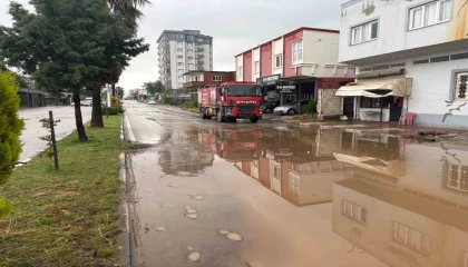 Osmaniyede şiddetli yağış etkili oldu yollar kapandı