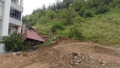 Osmaniyede toprak kayması: Prefabrik ev devrildi, traktör göçük altında kaldı