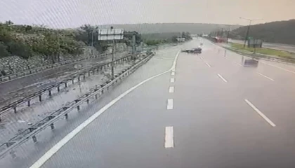 Otomobil bariyerlere ve araca çarptı