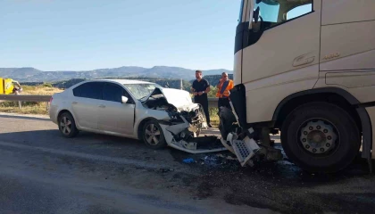 Otomobil ile tır kafa kafaya çarpıştı: Anne ve kızı öldü, baba ağır yaralandı