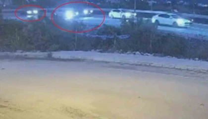 Otomobilin, ışıkta bekleyen 2 araca ok gibi saplandığı kaza kamerada