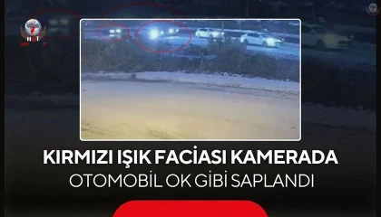 Otomobilin, ışıkta bekleyen 2 araca ok gibi saplandığı kaza kamerada