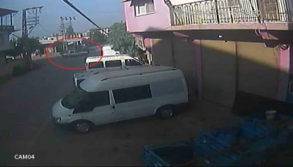 Otomobillerin çarpıştığı kazada 2 kişi yaralandı o anlar kamerada