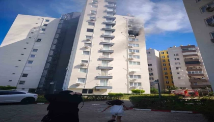 Oyun oynarken yakılan mum daireyi küle çevirdi