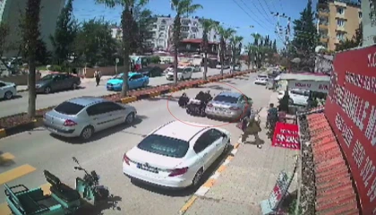 Park halindeki araca çarparak mopedden yere savrulan biri çocuk 2 kişi, sürücünün dikkatiyle ezilmekten kurtuldu