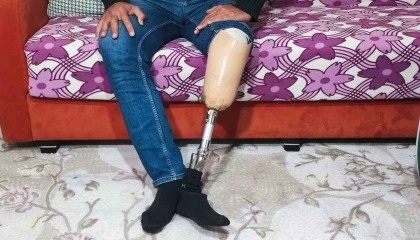 Protez bacaklı adam alacağını almak için IBAN verdi, cezaevine girip işinden oldu