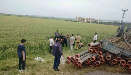 Römork devrildi, 4 kişi tarlaya uçtu