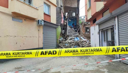 Sağanak ve deprem sonrası metruk binanın bir kısmı yıkıldı