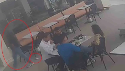 Sahilde aradığı parasını kafede düşüren vatandaşın o anları kameraya yansıdı