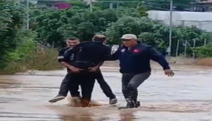 Sele kapılan şahsı mahalle sakinleri kurtardı