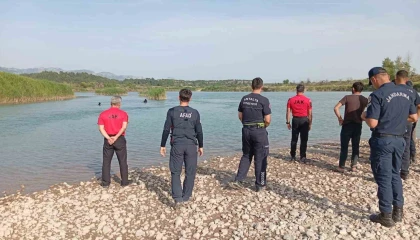 Serinlemek için Aksu Çayına giren 3 gençten biri akıntıya kapılarak kayboldu