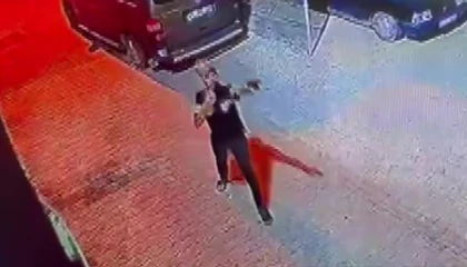 Silahı ateş almayınca panikledi, sonra yeniden ateş açtı... O anlar kamerada