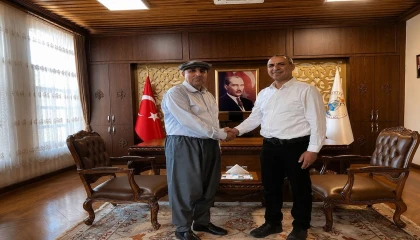 Silifke Kaymakamı Aslaner şalvar giyip kasket taktı, çiftçilerin gününü kutladı