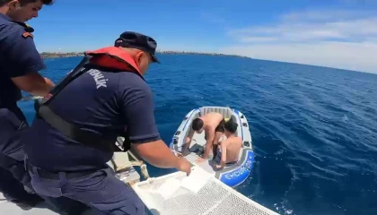 Şişme botları patlayan ve rüzgarla sürüklenen 2 genci sahil güvenlik ekipleri kurtardı
