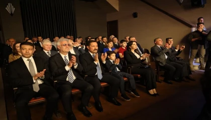 Tarihe tanıklık eden meclis binasında ilk perde Bu Da Geçer Ya Hu adlı tiyatro oyunuyla açıldı