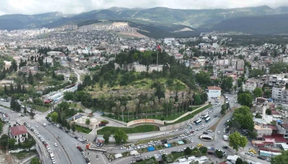 Tarihi kalede depremin izleri siliniyor