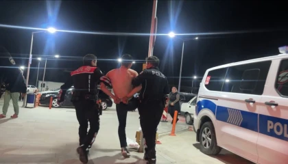 Tartıştığı arkadaşını bıçakladı, polis ekiplerine zor anlar yaşattı