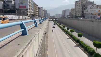 Ters yönde ilerleyerek çalan kornalara ve uyarılara aldırış etmeyen sürücü hayrete düşürdü