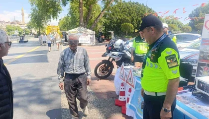 Trafik Haftası etkinliklerinde kurallara uyan 3 sürücüye plaket verildi