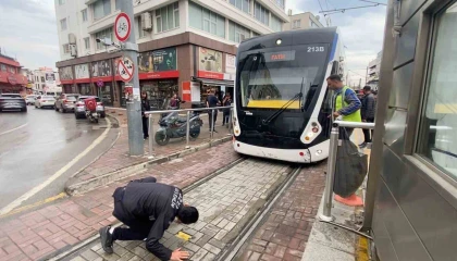 Tramvayın altına giren yavru kedi, yolcuları ve durak görevlilerini alarma geçirdi