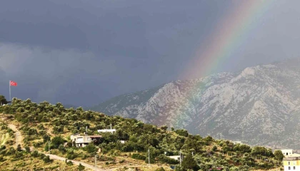 Türk bayrağı ve gökkuşağı aynı karede buluştu