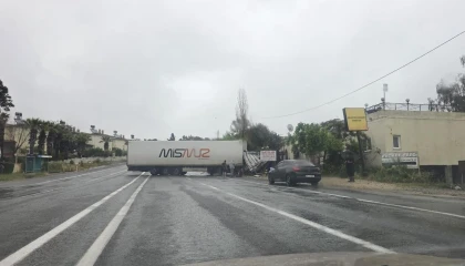 Yağışlı hava kazayı getirdi: Kontrolden çıkan tır karşı şeride geçti