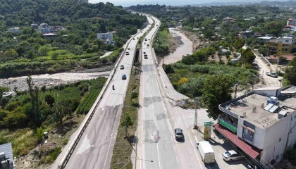 Yaşanan sel felaketinde yıkılarak 2 gence mezar olan Karaçay Köprüsü onarımı yapılarak trafiğe açıldı