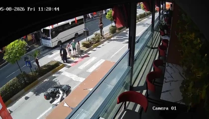 Yaya geçidinde devrilerek sürüklendi