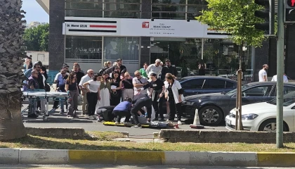 Yaya yolunu kullanan 3 tekerli motosiklet ile otomobil çarptıştı: 1 yaralı