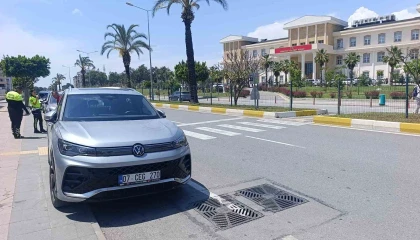 Yayalara yol veren otomobile motosiklet çarptı: 1 yaralı