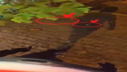 Yere attığı uyuşturucu polisin yaka kamerasına takıldı