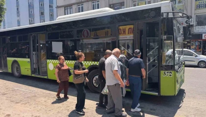 Adanada bunaltan sıcaklarda dolmuş çilesi: Klimayı aç diyoruz, kapıları açıyorlar