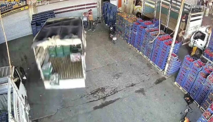 Adanada kamyonetin çarptığı kişi yaralandı