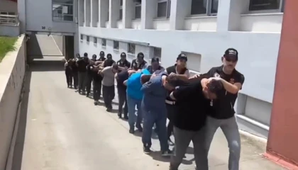 Adanada şafak operasyonu: Özel harekat kapıları koçbaşıyla kırdı, 58 tutuklama