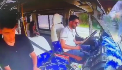 Adanada sürücü uyudu, dolmuş duvara çarptı: 7 yaralı