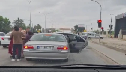 Adanada trafikte kadınlı erkekli kavga kameraya yansıdı