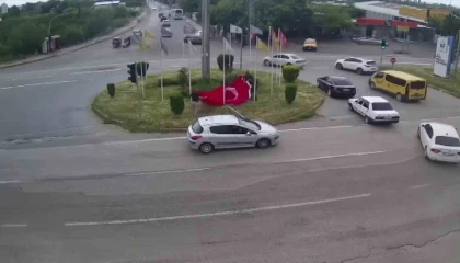 Rüzgarda ipi kopan Türk bayrağını vatandaşlar korudu