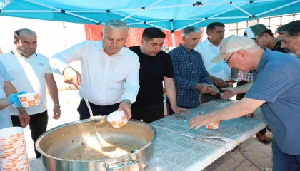 Aksu Belediyesinden aşure ikramı