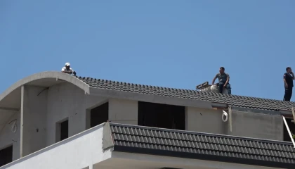 Alanyada bunalıma girip çatıya çıkan şahsı polis ekipleri ikna etti
