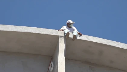 Alanyada çatıya çıkan şahıs ekipleri alarma geçirdi