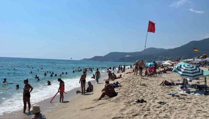 Alanyada hava 32, deniz 26 dereceyi gördü, turistler sahillere akın etti